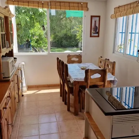 House With Exclusive Pool And Garden 7 Min Walk From The And The Center Dom wakacyjny *