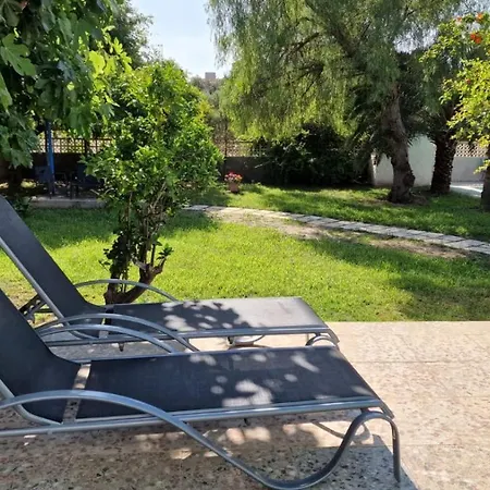House With Exclusive Pool And Garden 7 Min Walk From The And The Center Dom wakacyjny *