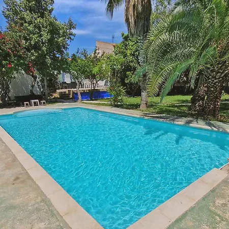 House With Exclusive Pool And Garden 7 Min Walk From The And The Center Dom wakacyjny