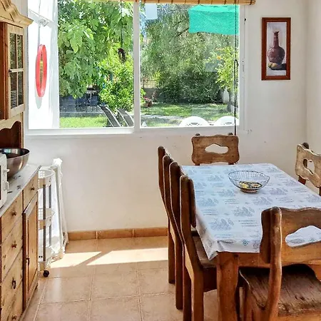 House With Exclusive Pool And Garden 7 Min Walk From The And The Center Dom wakacyjny *