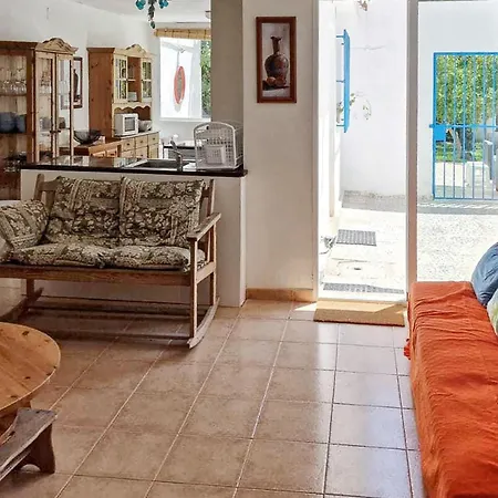 House With Exclusive Pool And Garden 7 Min Walk From The And The Center