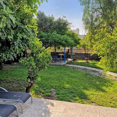 House With Exclusive Pool And Garden 7 Min Walk From The And The Center Dom wakacyjny