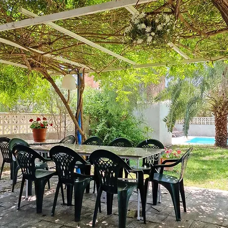 House With Exclusive Pool And Garden 7 Min Walk From The And The Center Dom wakacyjny *
