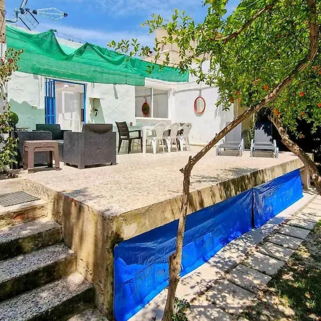 House With Exclusive Pool And Garden 7 Min Walk From The And The Center