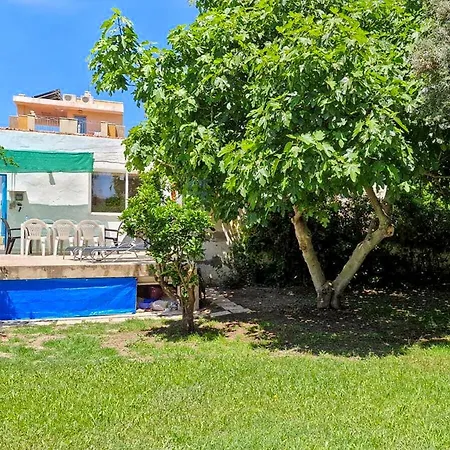 House With Exclusive Pool And Garden 7 Min Walk From The And The Center Dom wakacyjny