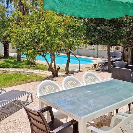 House With Exclusive Pool And Garden 7 Min Walk From The And The Center Dom wakacyjny *