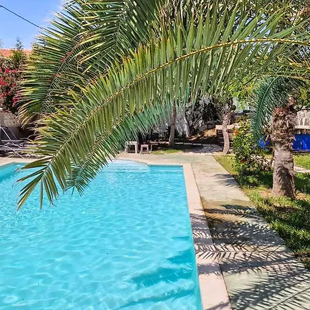 House With Exclusive Pool And Garden 7 Min Walk From The And The Center Semesterbostad