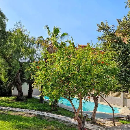 House With Exclusive Pool And Garden 7 Min Walk From The And The Center